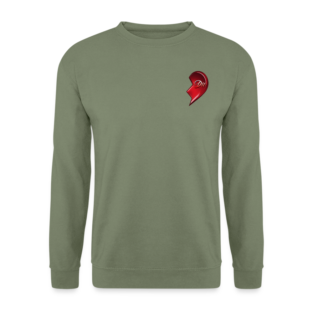Armee Grüner Streetwear Pullover mit Herz-Hälfte auf der linken Brust. Partnerlook-Design – Perfekte Geschenkidee für Maenner und Frauen zum Valentinstag.