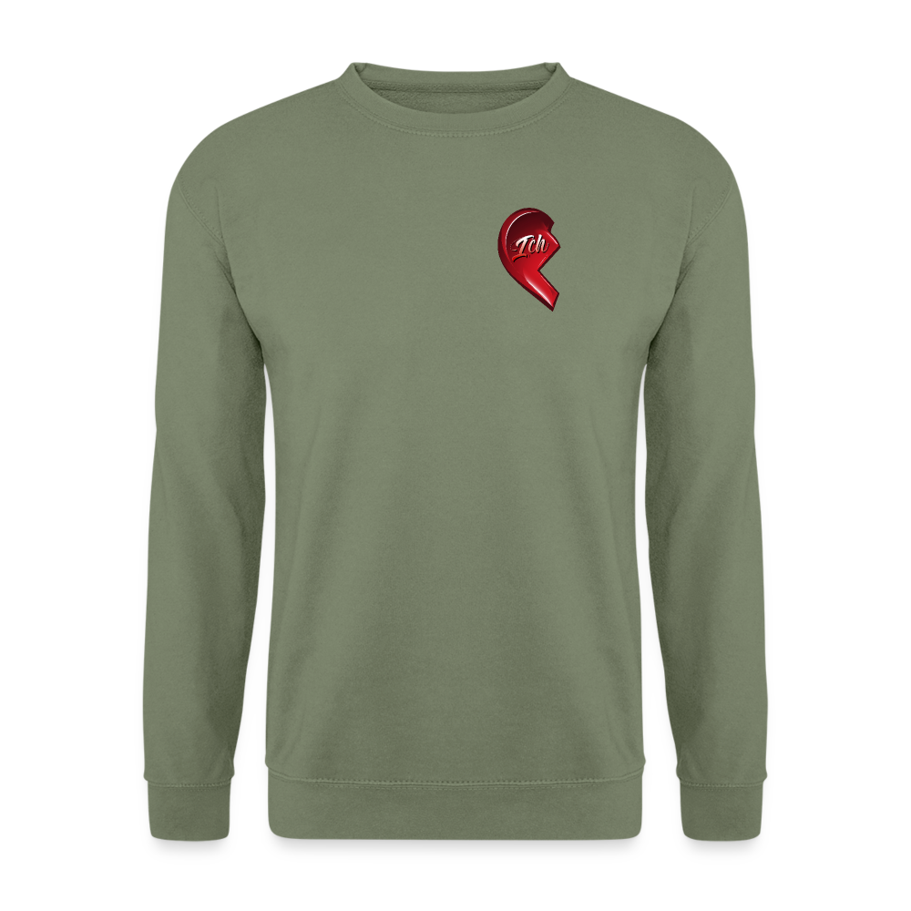 Armeegrüner Pullover mit halbem Herz-Design auf linker Brustseite. Design ist ein Partnerlook. – Geschenkidee zum Valentinstag für Mann und Frau. Klassischer Schnitt.
