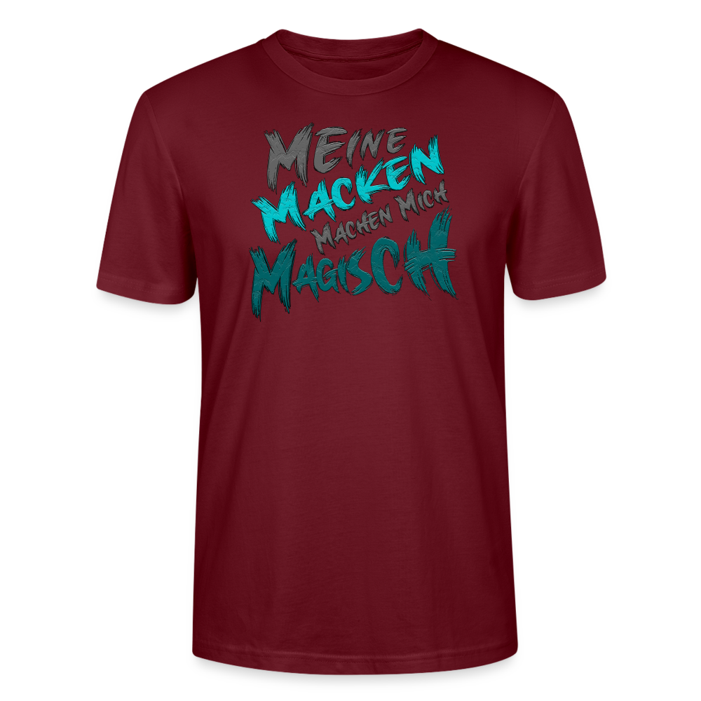 Burgunderrot Streetwear T Shirt für Männer, die Humor lieben. Auf der Vorderseite ein cooler Sprüche Schriftzug: „Meine Macken machen mich magisch“. Perfekt geeignet für Alltag und Freizeit durch klare, stilvolle Typografie.