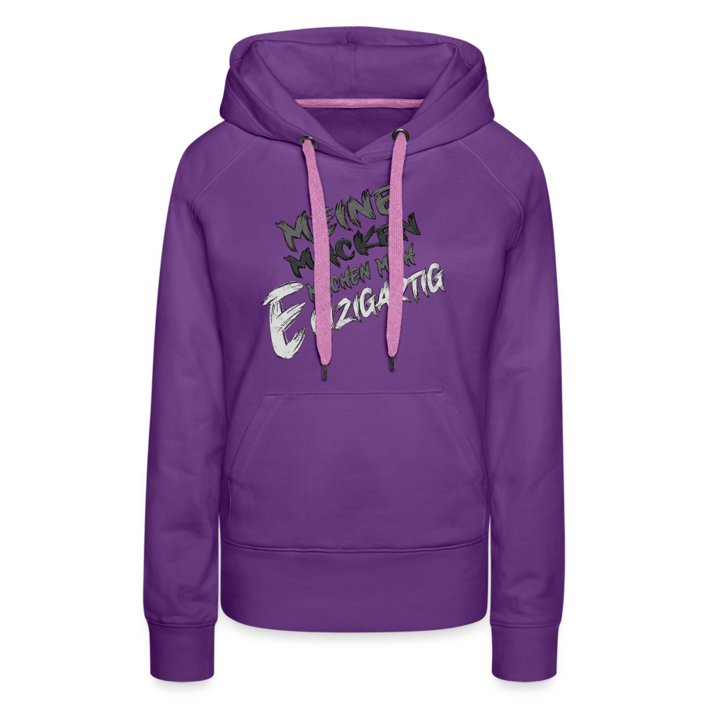 Lila Streetwear Hoodie für Frauen mit dem humorvollen Statement „Meine Macken machen mich einzigartig“. Modernes Design mit weißer und schwarzer Schrift in kreativer Typografie auf der Vorderseite, kontrastfarbene Kapuzenbänder und praktische Kängurutasche. Perfekt für einen lässigen Look.