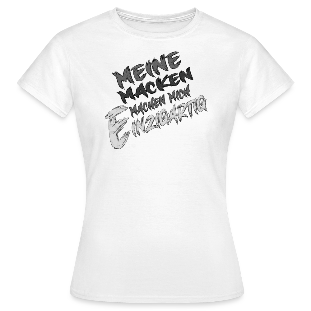 Weißes Frauen Streetwear T Shirt mit lustigen Spruch: ‚Meine Macken machen mich einzigartig‘ in weißer und silberner Schrift in humorvollen Design.