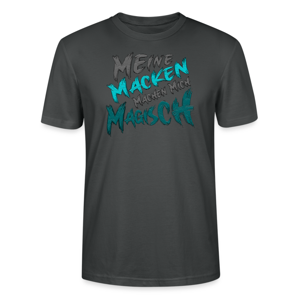 Anthrazit Streetwear T Shirt für Männer, die Humor lieben. Auf der Vorderseite ein cooler Sprüche Schriftzug: „Meine Macken machen mich magisch“. Perfekt geeignet für Alltag und Freizeit durch klare, stilvolle Typografie.