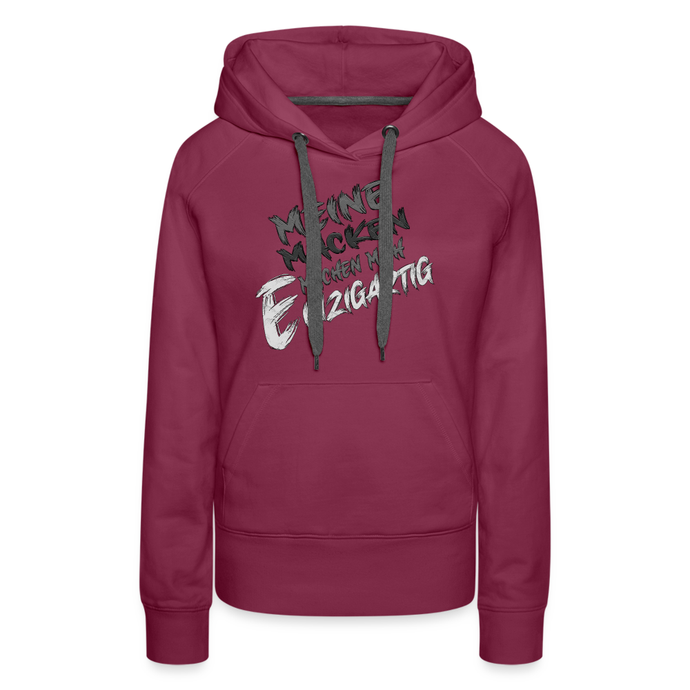 Bordeaux Streetwear Hoodie für Frauen mit dem humorvollen Statement „Meine Macken machen mich einzigartig“. Modernes Design mit weißer und schwarzer Schrift in kreativer Typografie auf der Vorderseite, kontrastfarbene Kapuzenbänder und praktische Kängurutasche. Perfekt für einen lässigen Look.