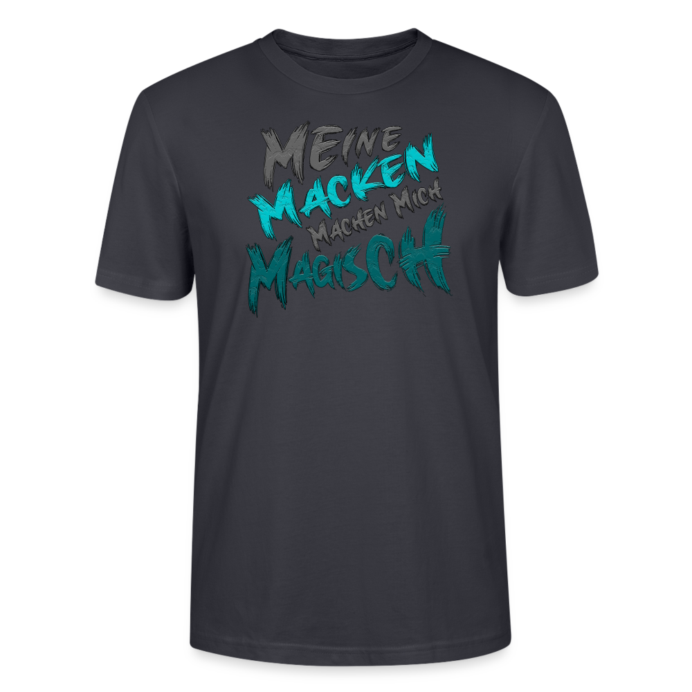 Dunkles Graublau Streetwear T Shirt für Männer, die Humor lieben. Auf der Vorderseite ein cooler Sprüche Schriftzug: „Meine Macken machen mich magisch“. Perfekt geeignet für Alltag und Freizeit durch klare, stilvolle Typografie.