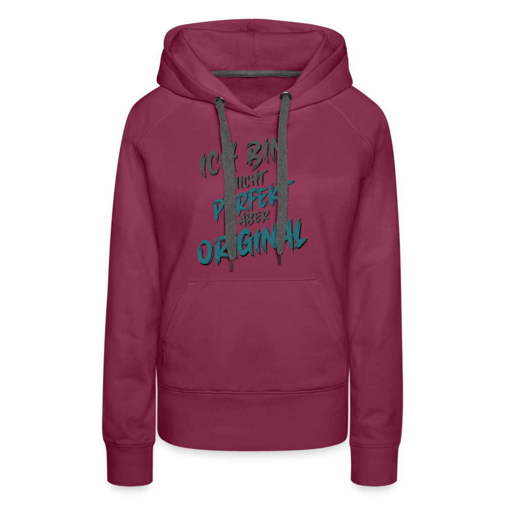 Bordeaux farbener Streetwear Frauen Hoodie mit Spruch auf der Brust „Ich bin nicht perfekt aber original“. Einzigartige Typografie, sehr lustige Sprüche, mit farbiges Kapuzenband und praktischer Kängurutasche. Perfekt für Freizeit & Alltag.