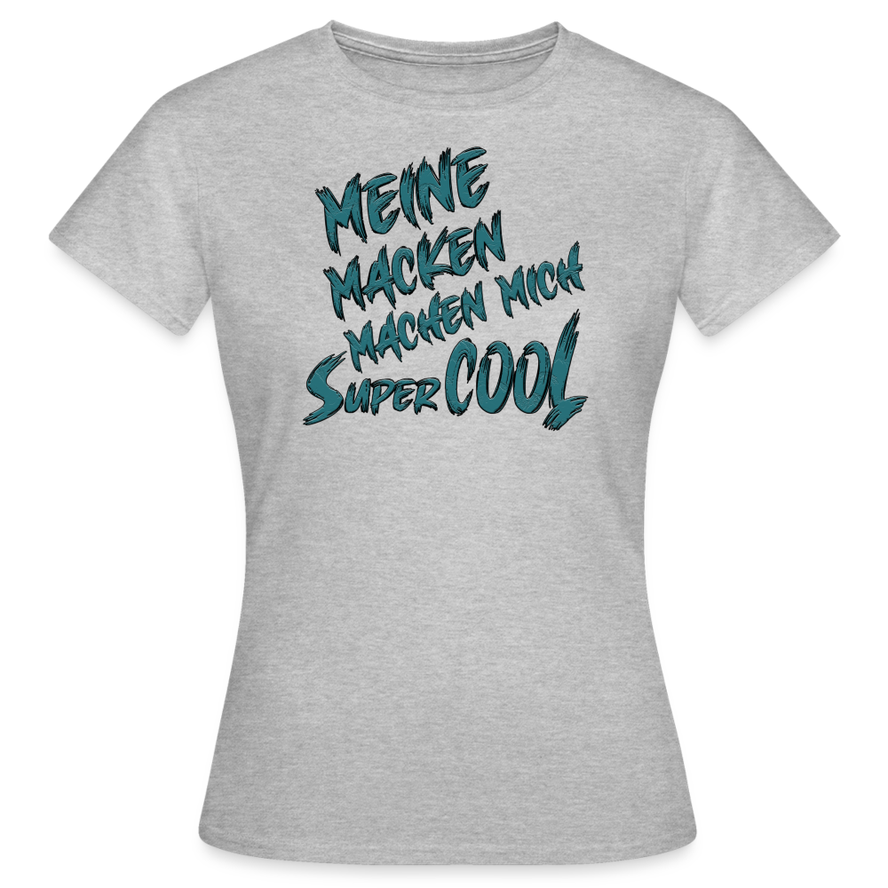 Graues Frauen T-Shirt mit dem lustigen Spruch „Meine Macken machen mich super cool“. Humorvolles Streetwear-Design für individuelle Styles.