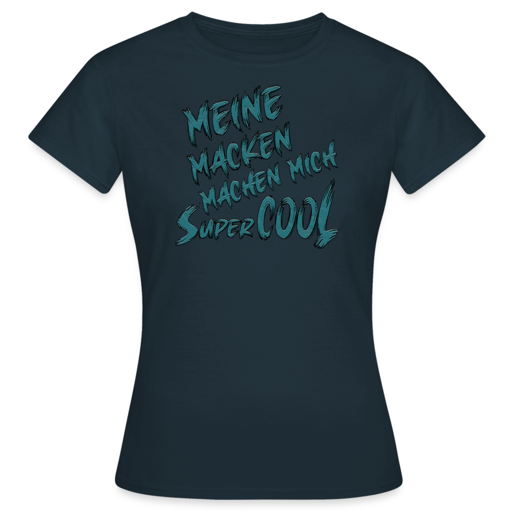 Navy farbenes Frauen T-Shirt mit dem lustigen Spruch „Meine Macken machen mich super cool“. Humorvolles Streetwear-Design für individuelle Styles.