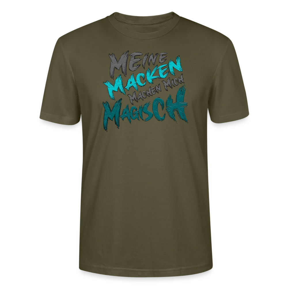 Khaki Streetwear T Shirt für Männer, die Humor lieben. Auf der Vorderseite ein cooler Sprüche Schriftzug: „Meine Macken machen mich magisch“. Perfekt geeignet für Alltag und Freizeit durch klare, stilvolle Typografie.
