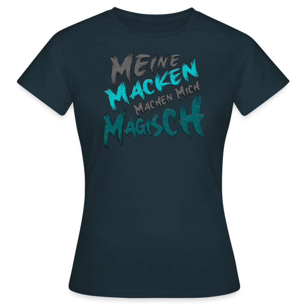 Navy farbebnes T-Shirt für Frauen mit lustigem Spruch „Meine Macken machen mich magisch“. Humorvolles Streetwear-Design für individuelle Styles.