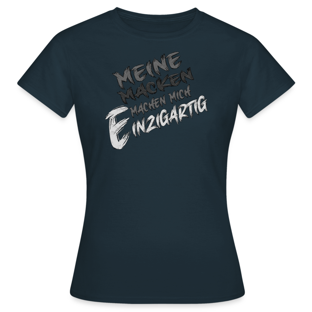 Navyblaues Frauen Streetwear T Shirt mit lustigen Spruch: ‚Meine Macken machen mich einzigartig‘ in weißer und silberner Schrift in humorvollen Design.