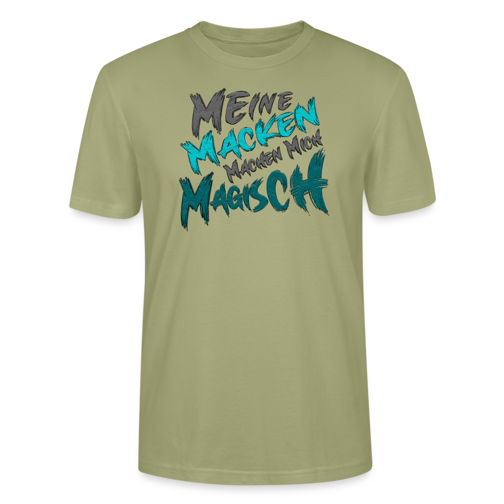 Nebelgrün Streetwear T Shirt für Männer, die Humor lieben. Auf der Vorderseite ein cooler Sprüche Schriftzug: „Meine Macken machen mich magisch“. Perfekt geeignet für Alltag und Freizeit durch klare, stilvolle Typografie.