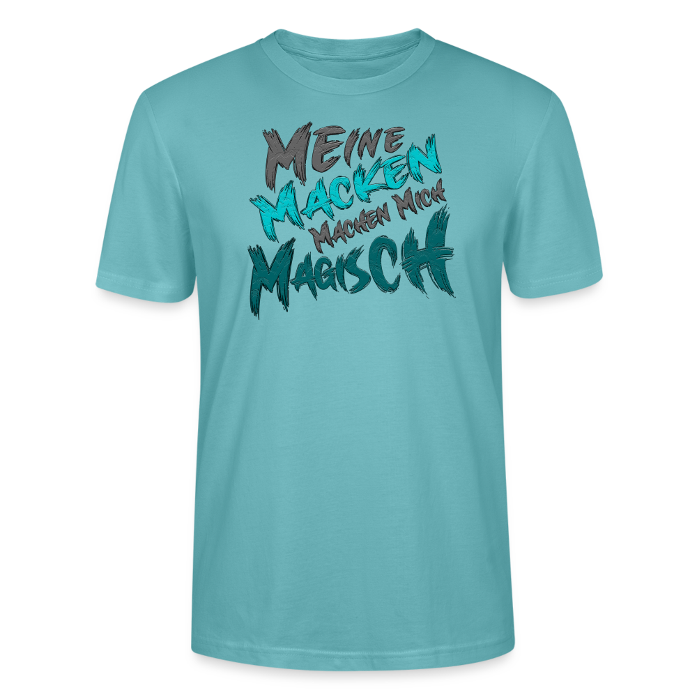 Pastelltürkis Streetwear T Shirt für Männer, die Humor lieben. Auf der Vorderseite ein cooler Sprüche Schriftzug: „Meine Macken machen mich magisch“. Perfekt geeignet für Alltag und Freizeit durch klare, stilvolle Typografie.