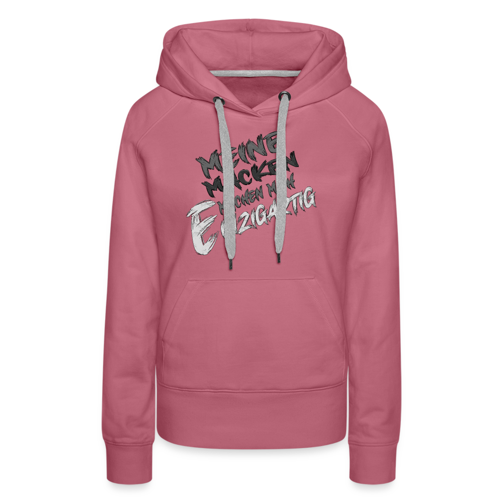 Rosa Streetwear Hoodie für Frauen mit dem humorvollen Statement „Meine Macken machen mich einzigartig“. Modernes Design mit weißer und schwarzer Schrift in kreativer Typografie auf der Vorderseite, kontrastfarbene Kapuzenbänder und praktische Kängurutasche. Perfekt für einen lässigen Look.