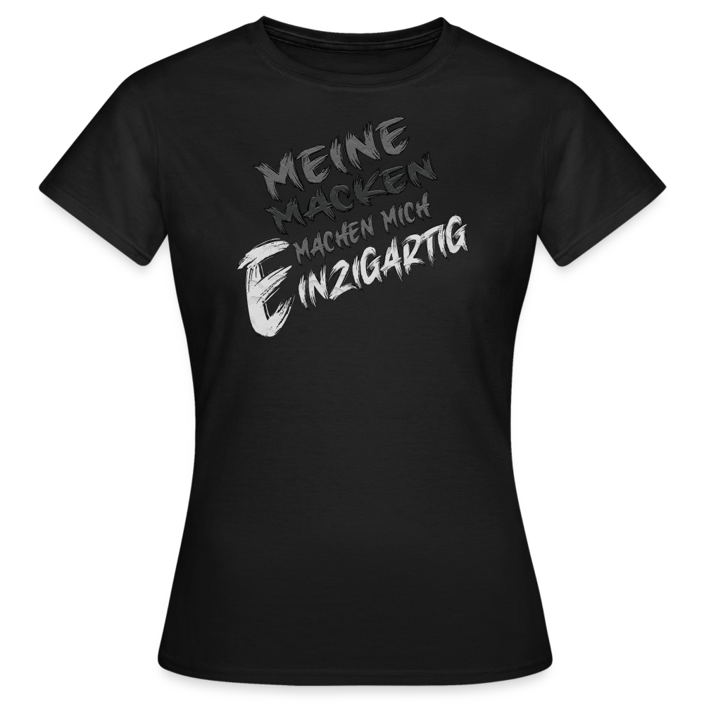 Schwarzes Frauen Streetwear T Shirt mit lustigen Spruch: ‚Meine Macken machen mich einzigartig‘ in weißer und silberner Schrift in humorvollen Design.