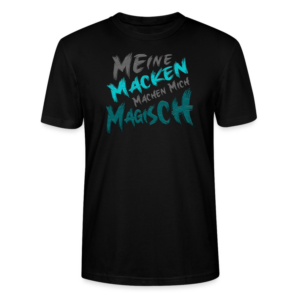 Schwarzes Streetwear T Shirt für Männer, die Humor lieben. Auf der Vorderseite ein cooler Sprüche Schriftzug: „Meine Macken machen mich magisch“. Perfekt geeignet für Alltag und Freizeit durch klare, stilvolle Typografie.