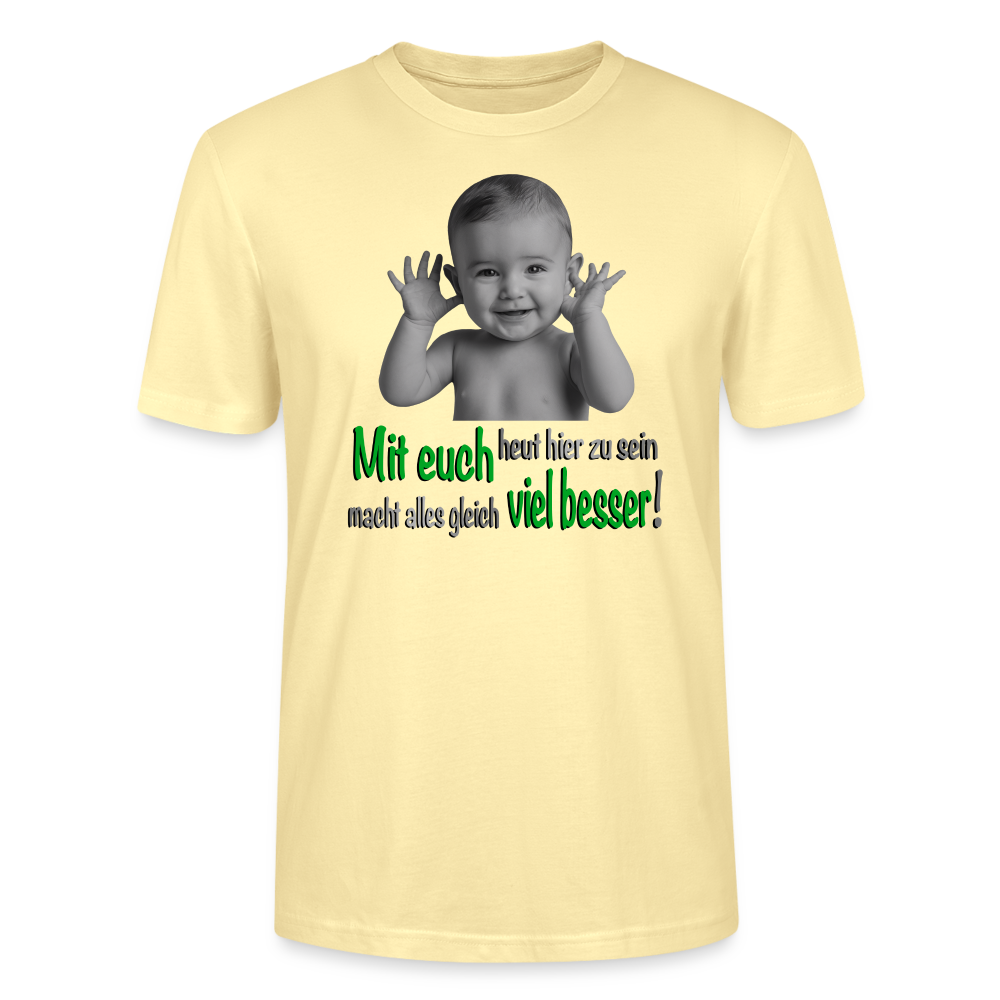 Unisex T-Shirt in creme farben mit lustigem Baby-Motiv und dem Spruch ‚Mit euch heut hier zu sein macht alles gleich viel besser!‘, teils in grüner Schrift. Ideal für Herren und Damen, perfekt für coole Outfits, humorvolle Designs und moderne Streetwear.