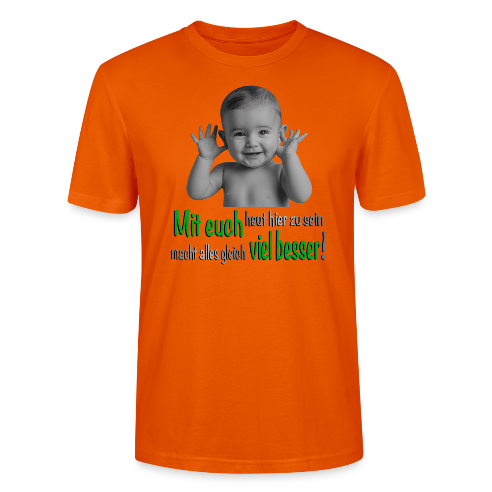 Unisex T-Shirt in orange mit lustigem Baby-Motiv und dem Spruch ‚Mit euch heut hier zu sein macht alles gleich viel besser!‘, teils in grüner Schrift. Ideal für Herren und Damen, perfekt für coole Outfits, humorvolle Designs und moderne Streetwear.