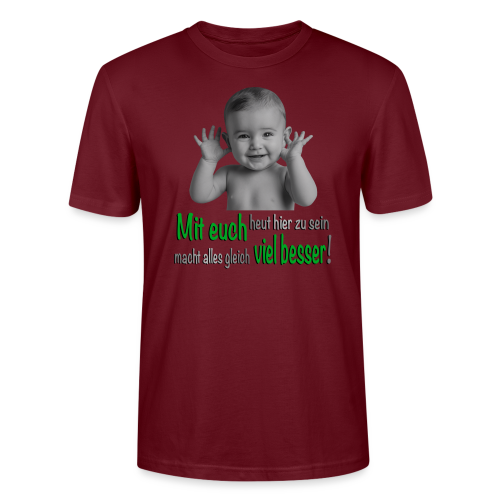 Unisex T-Shirt in rot mit lustigen Baby-Motiv und dem Spruch ‚Mit euch heut hier zu sein macht alles gleich viel besser!‘ in teilweise auffälliger grüner Schrift. Perfekt für Herren und Damen, ideal für coole Outfits, humorvolle Designs und moderne Streetwear.