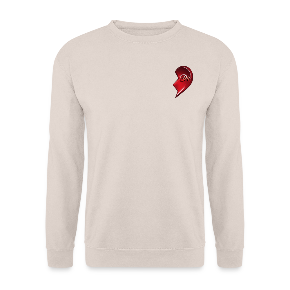 Sandfarbener Streetwear Pullover mit Herz-Hälfte auf der linken Brust. Partnerlook-Design – Perfekte Geschenkidee für Maenner und Frauen zum Valentinstag. 