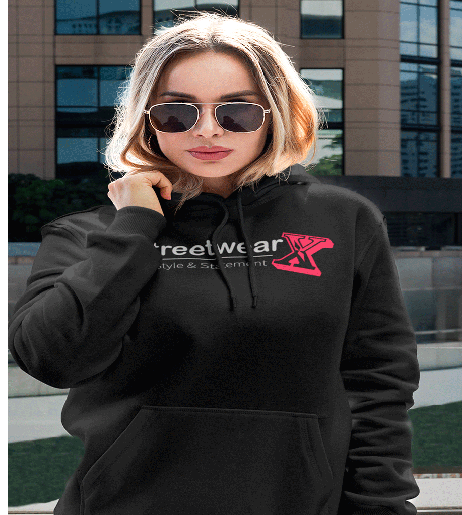 frau mit schwarzem hoodie von streetwearx mit logo und slogan style und statement vor moderner urbaner kulisse