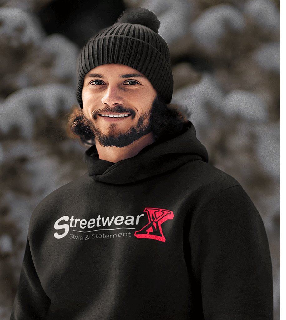 mann mit schwarzem hoodie von streetwearx mit logo und slogan style und statement in winterlicher umgebung