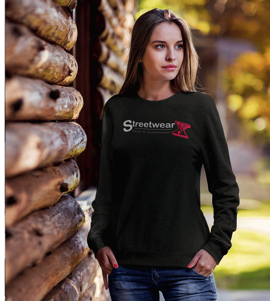 frau mit schwarzem pullover von streetwearx mit logo und slogan style und statement neben holzwand in natuerlicher umgebung