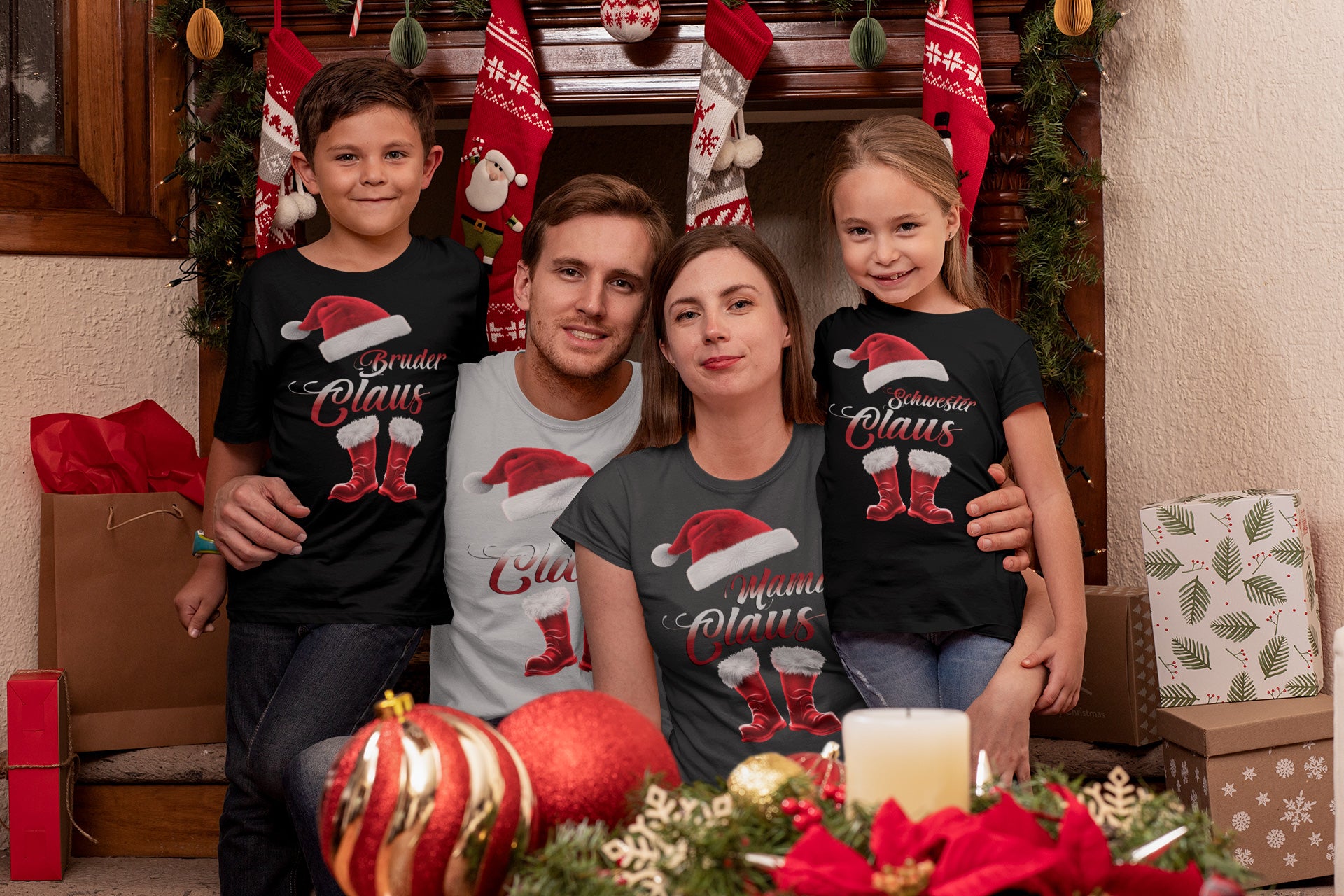 Eine Familie in Weihnachtlichen T-Shirts mit Bruder, Mama, Papa und Schwester Claus Motiv vor festlicher weihnachtsdeko im Vorder und Hintergrund.